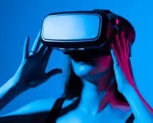 Mujer con gafas VR en un salón con luces azules.