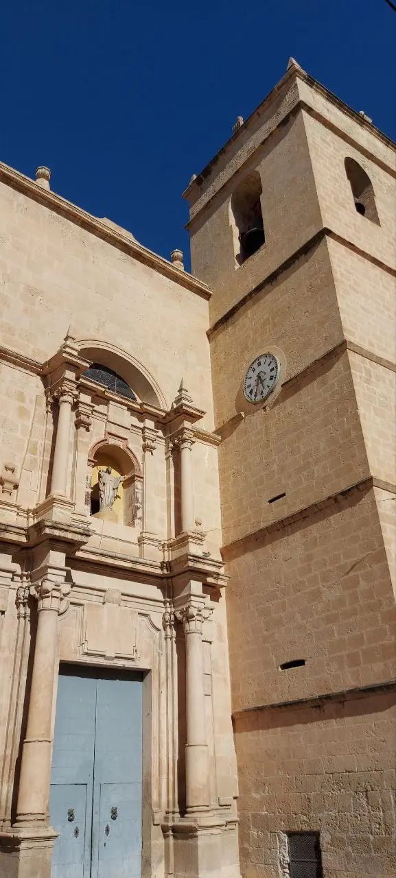 La Iglesia Parroquial del Salvador se encuentra en el centro de la villa de Muchamie