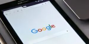 Una tablet con el bsucador de Google encima de un escritorio gris consiguiendo mas reseñas en Google My Business con BarmetMedia.