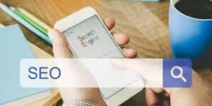Buscador con la palabra SEO en un smartphone indicando la importancia de una estrategia de SEO para el éxito de tu negocio en linea por BarmetMedia.