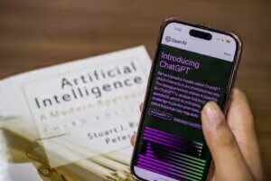 Persona sosteniendo un smartphone en un tutorial sobre como utilizar la inteligencia artificial GPT por BarmetMedia.