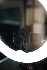 Camara con luces con los 5 secretos de los mejores profesionales para que una campaña digital funcione por BarmetMedia.
