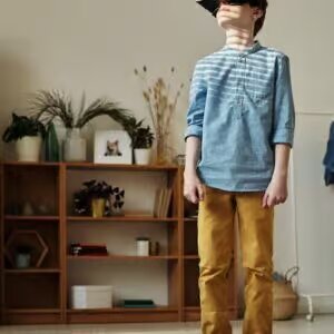 Niño con gafas virtuales con una estantería de fondo.