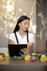 Mujer con una tablet explicando cómo gestionar un pedido de Canarias en mi tienda online