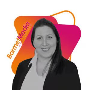 Mari con logotipo de BarmetMedia morado y naranja.