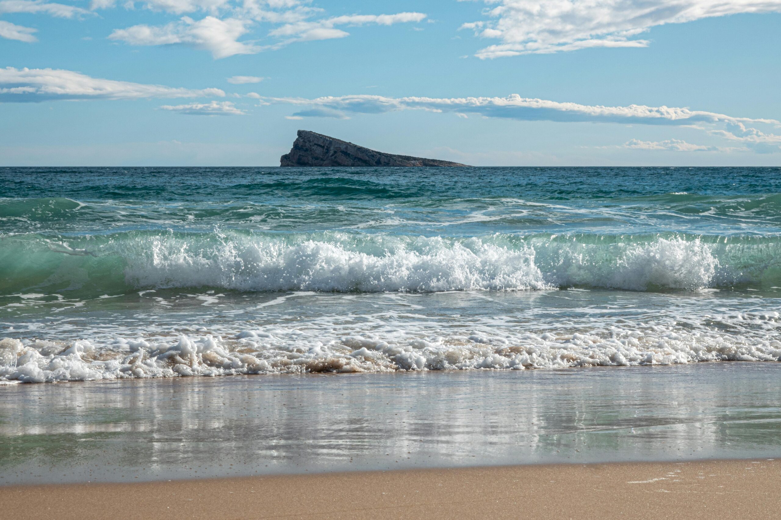 Paisaje de Alicante en el mar y la playa por BarmetMedia.