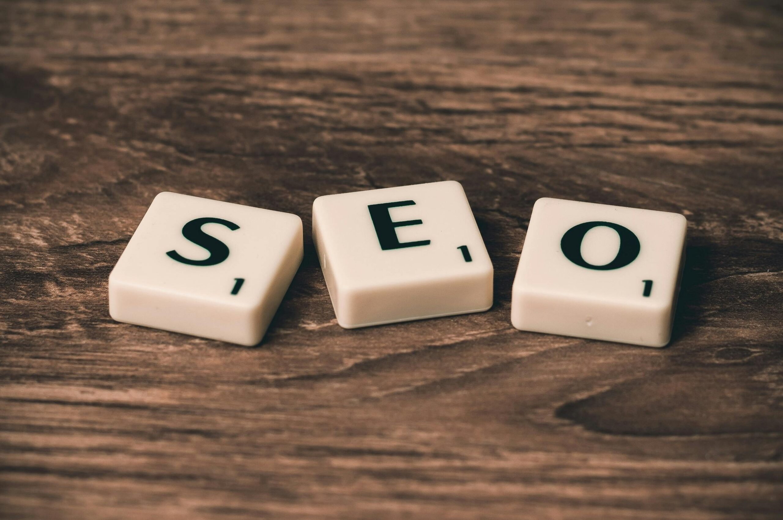 Piezas de Scrabble formando la palabra SEO en BarmetMedia.