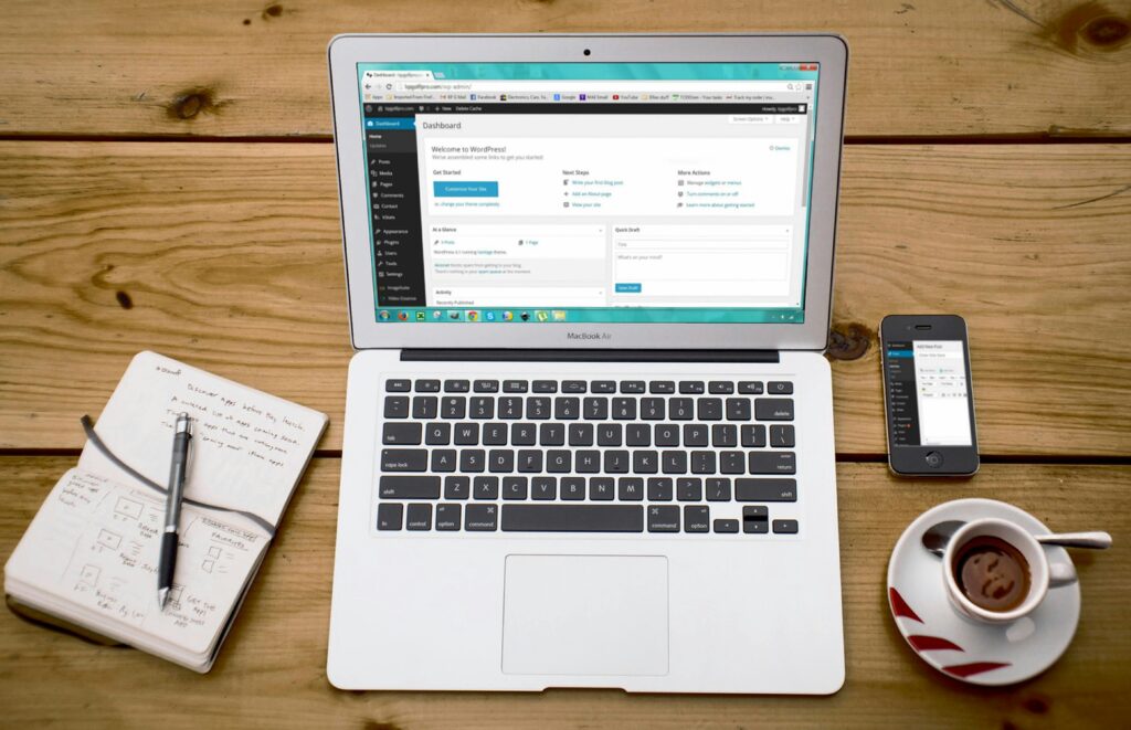 Portátil usando WordPress para hacer una web