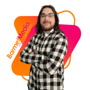 Fran con una camisa de cuadros blanco y negro con gafas delante de el logotipo de Barmetmedia con diseño moderno de color rosa y naranja.