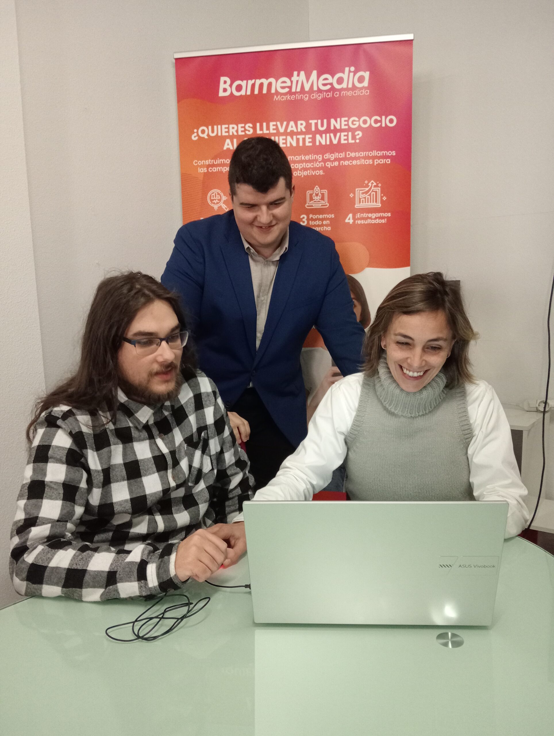 Bea, Fran y Jose en una reunión de BarmetMedia.
