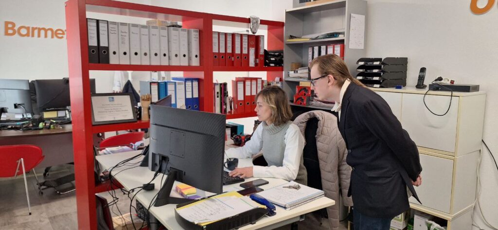 Equipo de BarmetMedia en la oficina trabajando.