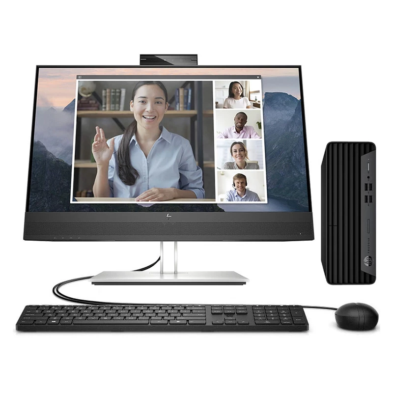 Computadora con teclado y raton, en la que hay una videoconferencia de una mujer con cuatro personas de BarmetMedia.