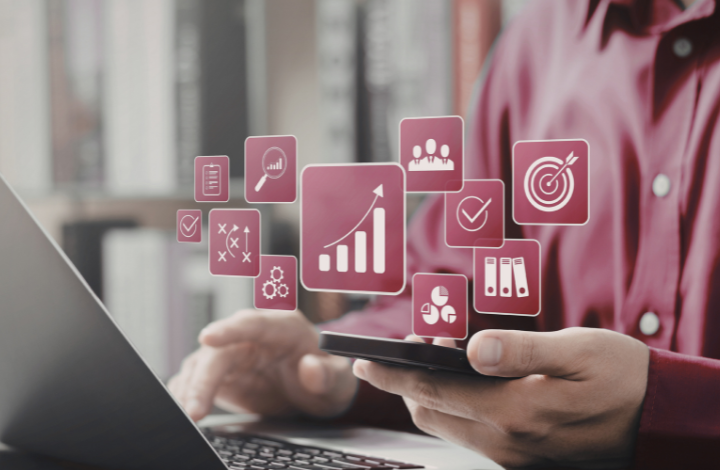 Profesional revisando métricas y gráficos digitales en un móvil y portátil para una auditoría SEO