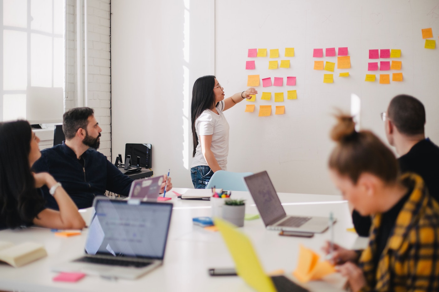 Flujo comercial en CRM para gestionar leads tareas y ventas en una pyme