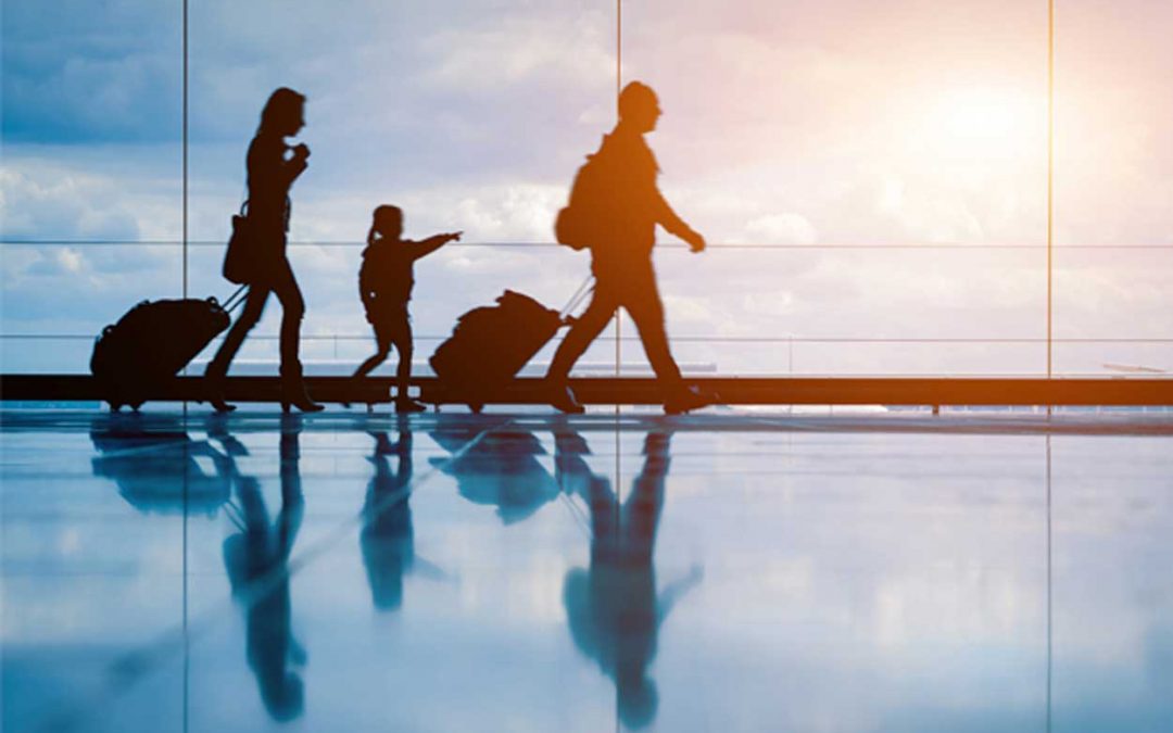 Familia en aeropuerto preparando un viaje a medida