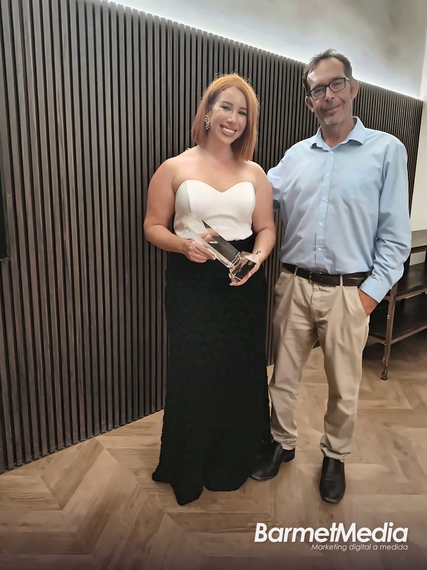 David Vicent, de BarmetMedia, junto a Julia Sala, de Las Tartas de Julita, ganadora del Premio Jovempa 2026, con el trofeo