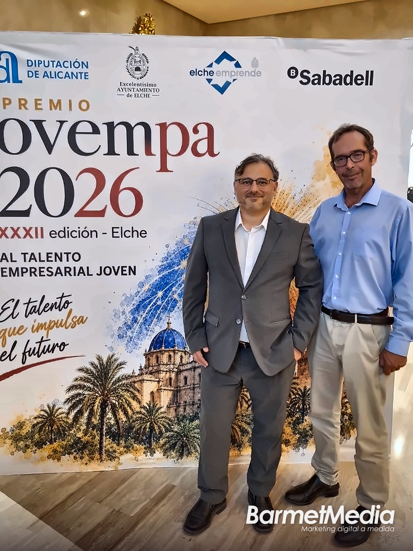 Rubén Salcedo y David Vicent, de BarmetMedia, en el photocall del Premio Jovempa 2026 en Elche