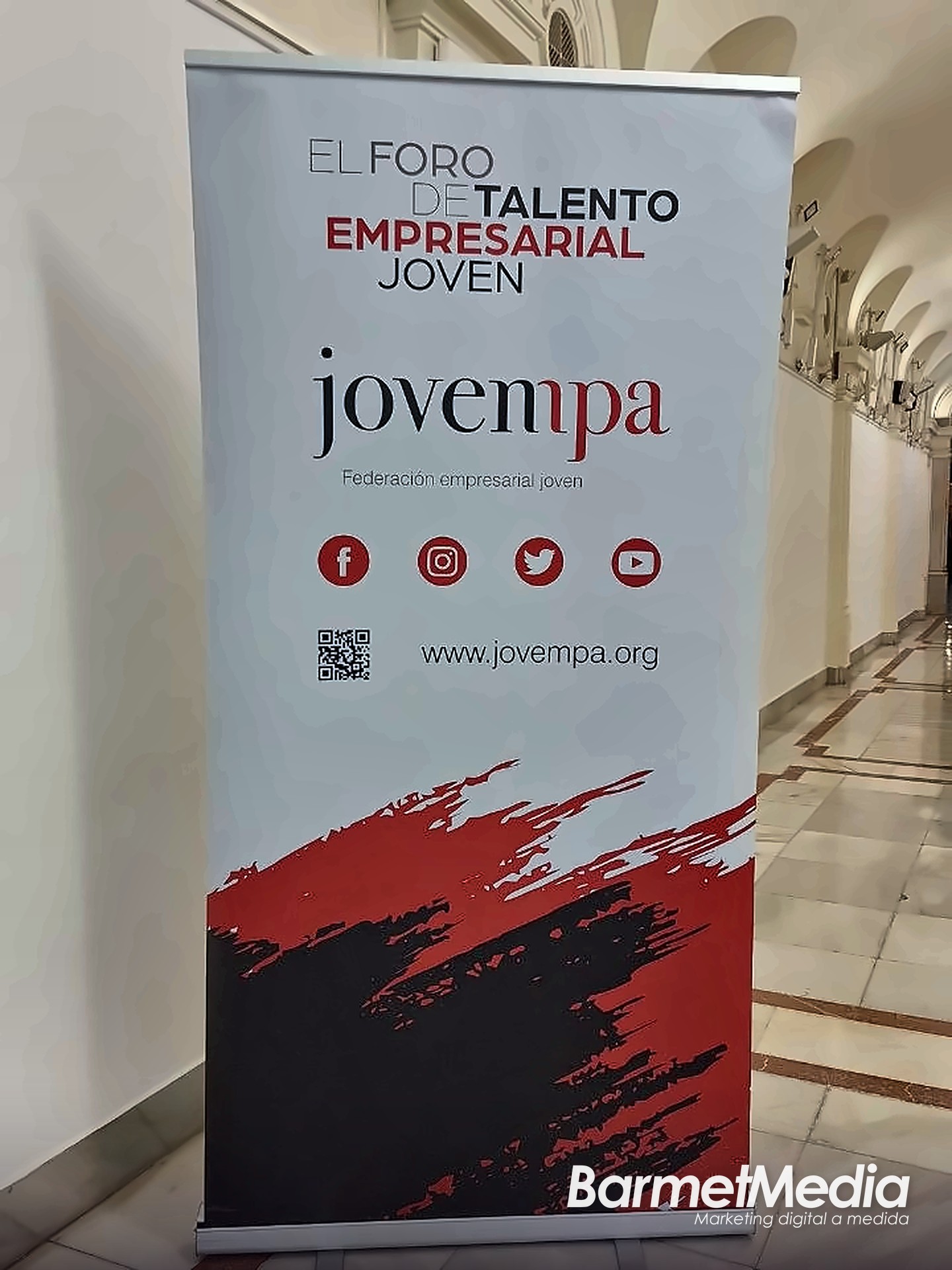 Roll-up de Jovempa, la federación empresarial joven, en la entrada de la gala del premio