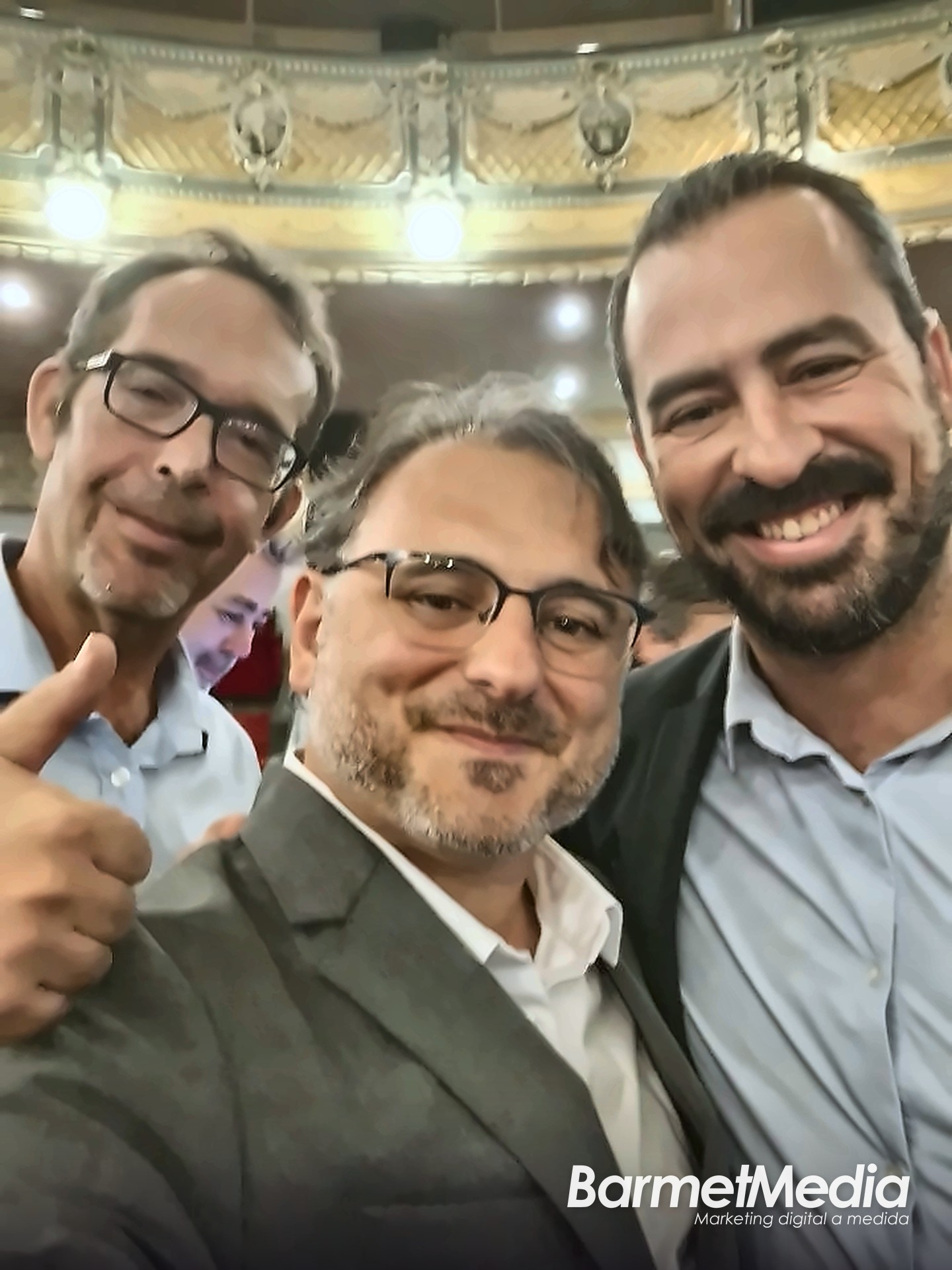 Selfie de Rubén Salcedo y David Vicent, de BarmetMedia, con otro asistente durante la gala del Premio Jovempa 2026